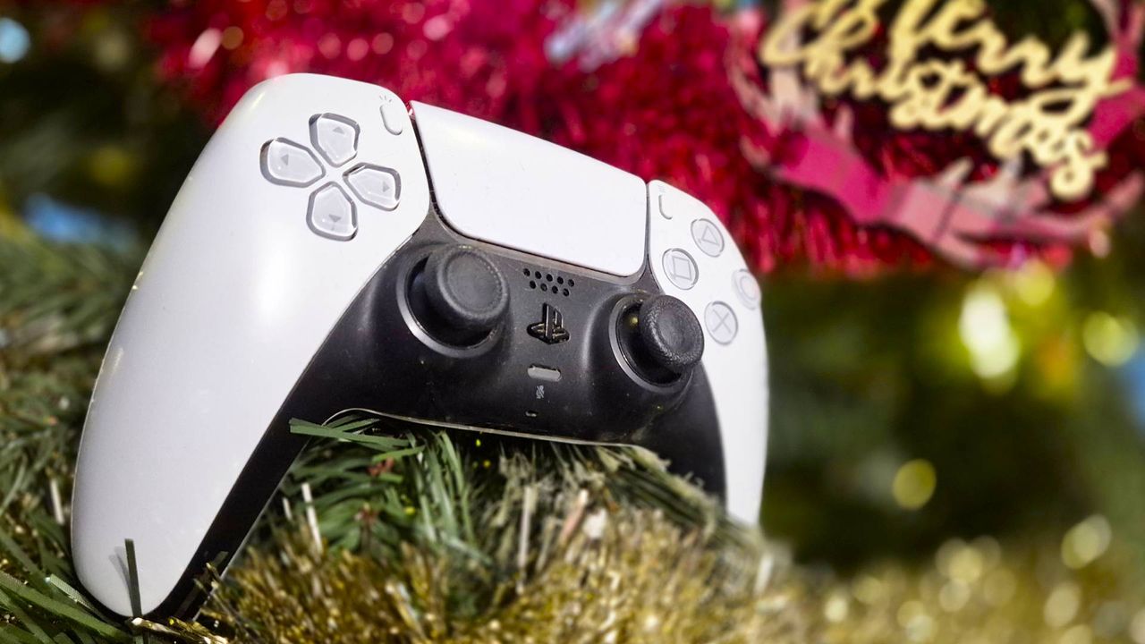 Получили PS5 на Рождество? Собрали лучшие игры, контроллеры и аксессуары для вашего идеального Sony-опыта